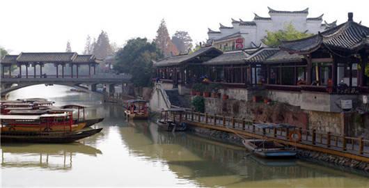 到药店买些感冒药,有个三十左右的小平头边买单,边挑逗店员